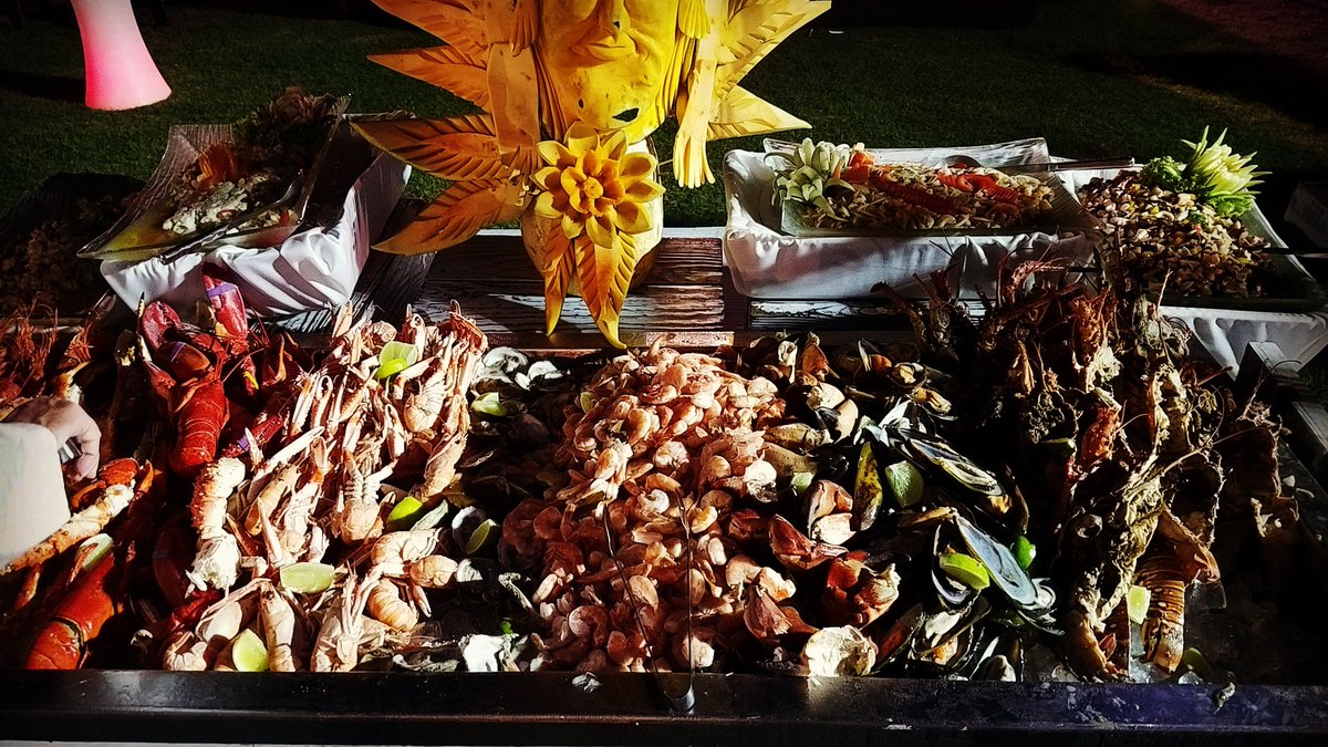 It's a miracle if there are any crustaceans left in the ocean. These massive platters are served at EVERY meal.. I am actually starting to feel kinda guility about it....OK..not really... just a tinge..😃 #seafood  #fave  #nocookingforme