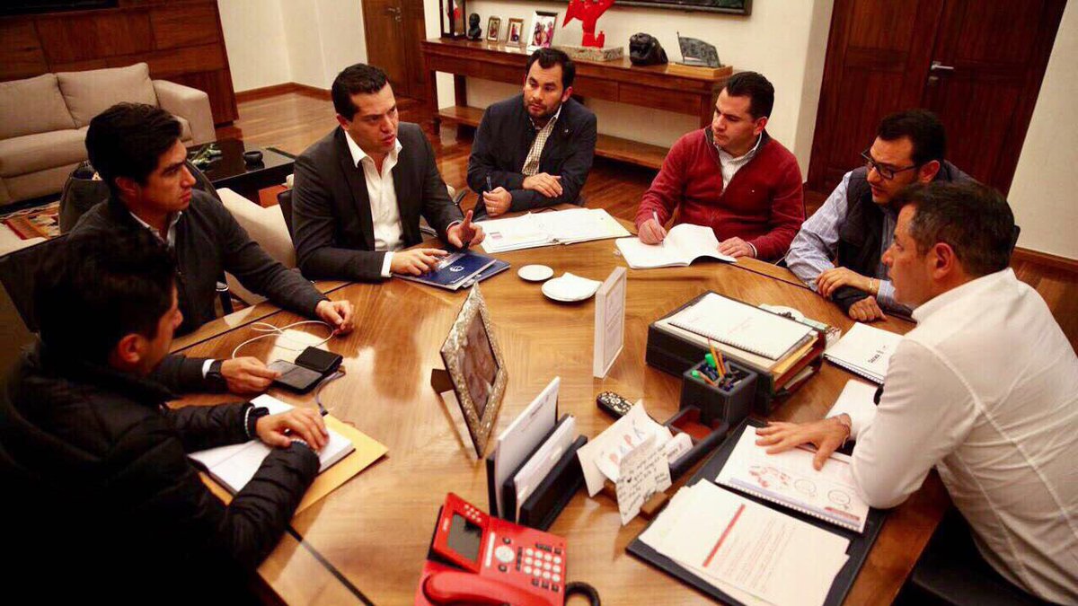 alejandromurat's tweet photo. Nos reunimos con el Delegado de la @SCT_mx, @JavierLazcanoV, para revisar los proyectos de infraestructura que realizaremos este año; sumando esfuerzos con el @gobmx, trabajamos a favor de un #OaxacaModerno y conectado. https://t.co/ByPYpPdY1P