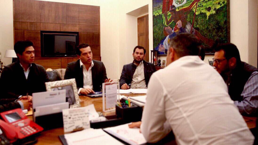 alejandromurat's tweet photo. Nos reunimos con el Delegado de la @SCT_mx, @JavierLazcanoV, para revisar los proyectos de infraestructura que realizaremos este año; sumando esfuerzos con el @gobmx, trabajamos a favor de un #OaxacaModerno y conectado. https://t.co/ByPYpPdY1P