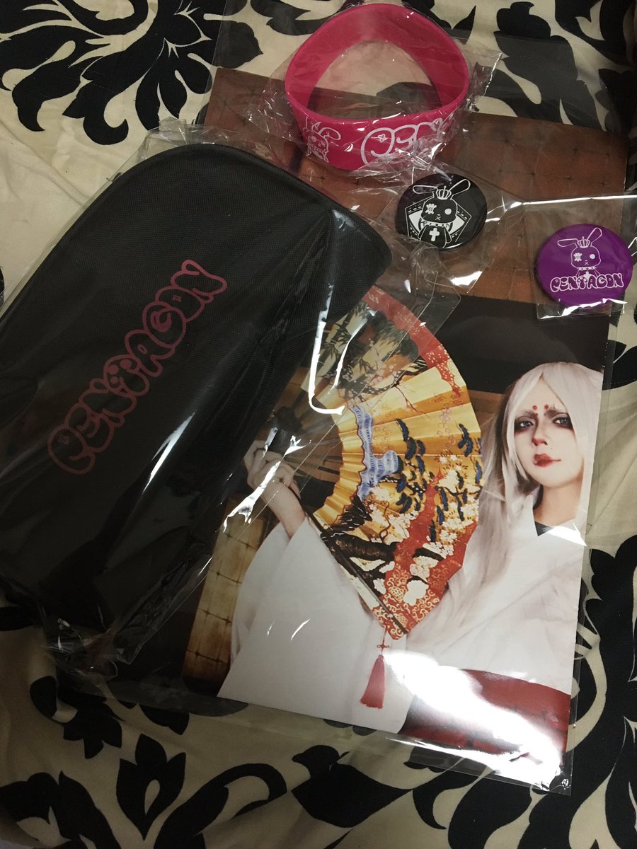 miiichu00's tweet photo. お譲りします
ペンタゴン福袋グッズ(一部)
ポスター、ポーチ、缶バッチ2個、リストバンド　まとめて2500円 https://t.co/frSjeCairM
