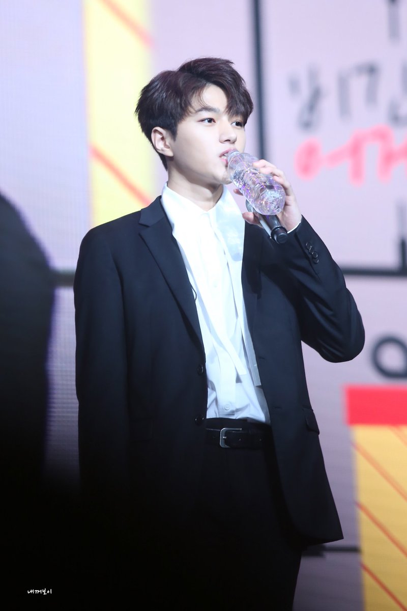 kmsl_updates's tweet photo. [PICS] 171230 - #인피니트 L at #IFNTBeginAgain Day 2

by smithereens_kms https://t.co/o1fIxF5TLf