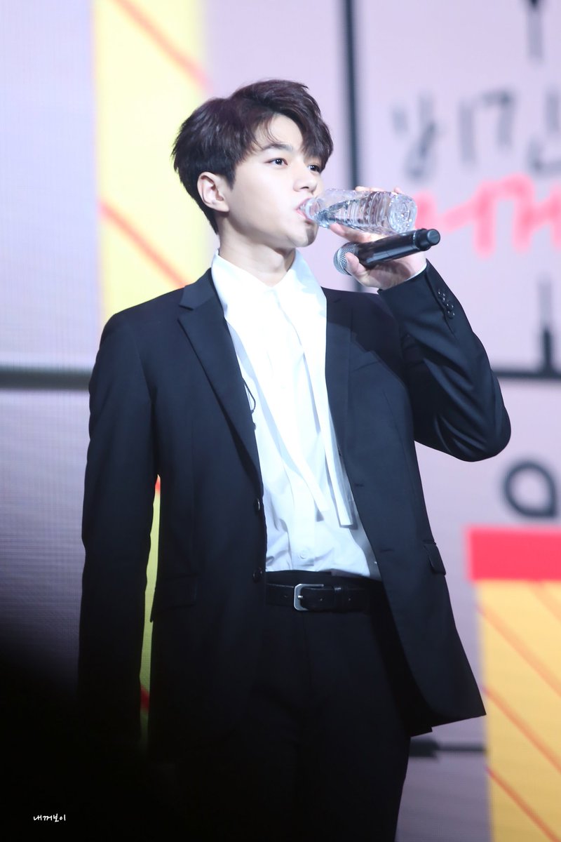 kmsl_updates's tweet photo. [PICS] 171230 - #인피니트 L at #IFNTBeginAgain Day 2

by smithereens_kms https://t.co/o1fIxF5TLf