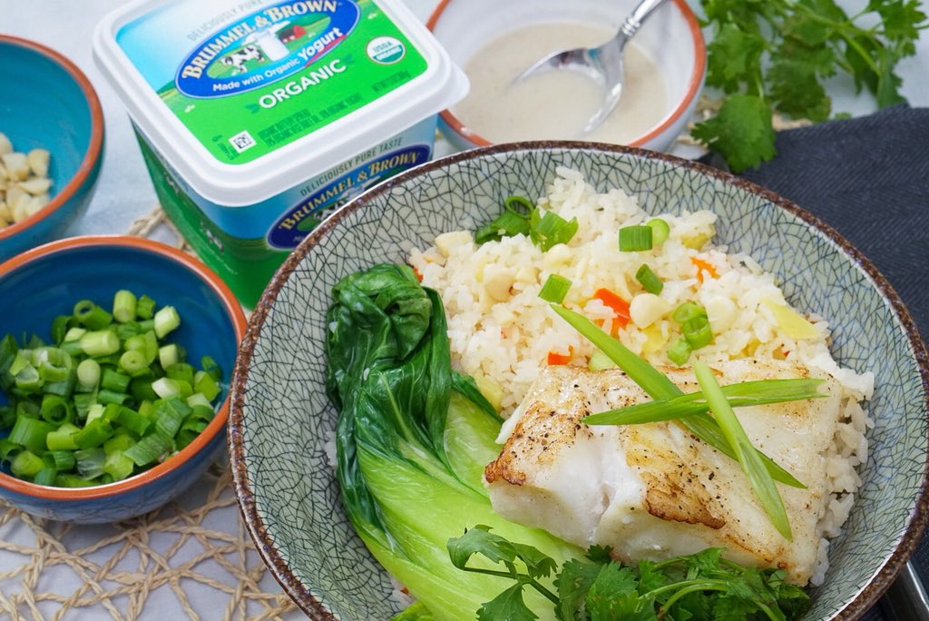 Who else set some healthy New Year’s resolutions this year?? 🙋🏼‍♀️ We’re all about making healthier food taste amazing so we made this coconut poached fish filet with <a href="/BrummelAndBrown/">Brummel & Brown</a>. 🐟 It packs a LOT of flavor into this light, fish entree! goo.gl/WpnwRs #Sp
