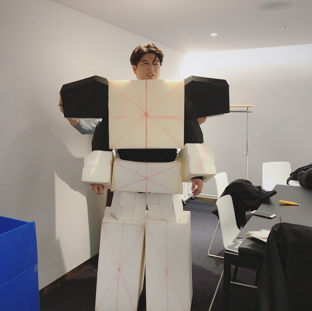 shinsfriendsbra's tweet photo. [#PIC] 04/01/18 - Atualização do Instagram de daily_sd com #Shindong.

"Processo de produção da roupa de robô! Corte ajustável ~ Haha... #슈퍼주니어 #신동 #SuperJunior #Shindong #ootd #WalalaProduction #WalalaCrew #DiretorShindong #슈퍼쇼7 #SuperShow7 #Tamanho110"

Trans: ShinPD https://t.co/sKqrZOlBMm