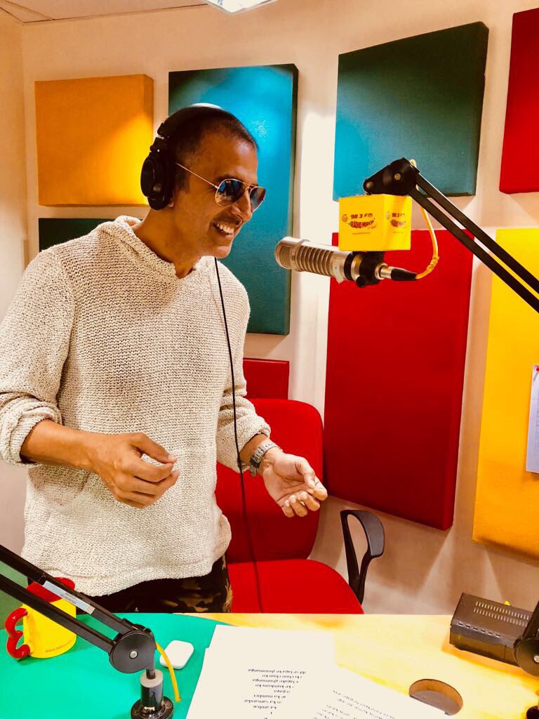 'Hi Mumbai' 🙋🏻‍♂️ Awake, traveling to work, need some advice or just want to talk to me? Tune into @RadioMirchi now to listen to #PadManOnMirchi Live!