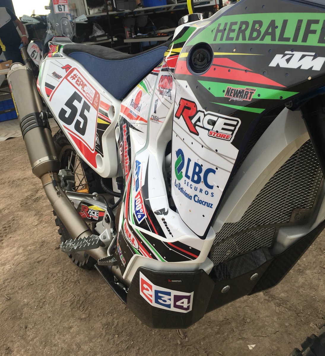 wnosiglia's tweet photo. D-3 La moto esta lista 😍😍
Mañana son las verificaciones!
#VamosBolivia 🇧🇴
@dakarrally
#LaBolivianaCiacruz
#Herbalife
#BancoSol
#AndeanValley
#RedBull
#4km
#ATB
#OMSA
#Ride100Percent
#RaceStore
#NosigliaSport https://t.co/tkk8y19swF