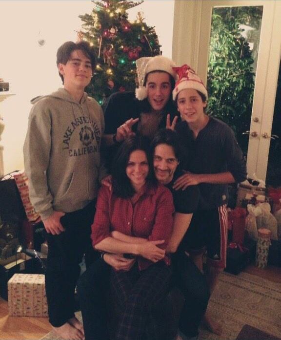 Ness202210's tweet photo. The Di Blasio family
I wish you all a "trés bonne année" , full of good things and above all excellent health. 
Gros bisous 😍💗💕💖💞😍
💋😘😘 https://t.co/QS9okrvISE