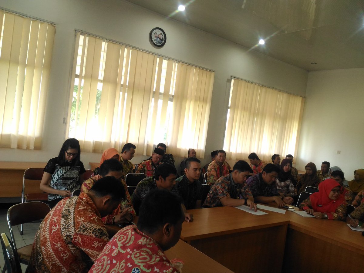 inspektorat_bkl's tweet photo. Arahan Inspektur @massa_siahaan pada awal Tahun 2018 kepada seluruh pegawai @inspektorat_bkl terkait #evaluasi kegiatan Tahun 2017 serta pelaksanaan kegiatan Tahun 2018. Cc @Hennykha @mediacenterBKL https://t.co/OsoOzY1qml