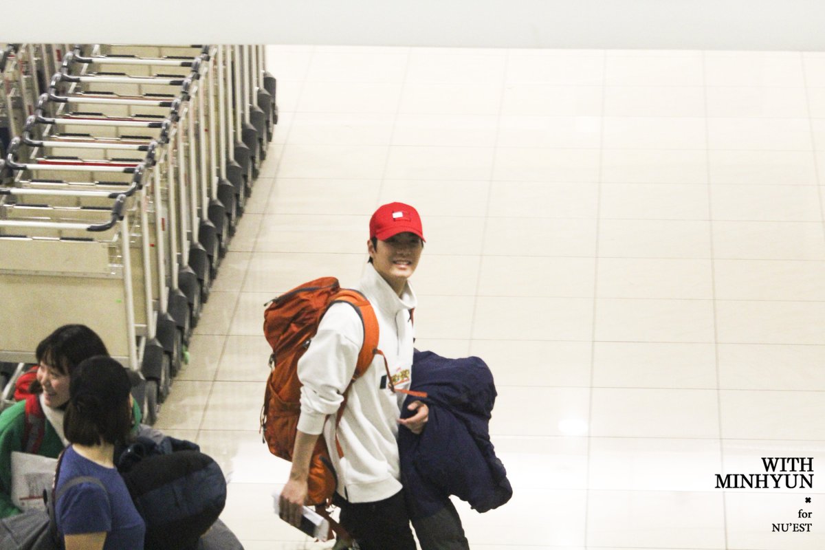 polarishmh's tweet photo. 180103 #김종현 #JR 공항 칠레 in Chile
쩨알 내 핑크 슬로건을 봤으��까 웃었고 손인사ㅠㅠㅠ 잊지 않을게...
📎 https://t.co/u6dLkD1mb0
📎 https://t.co/PJyzcLqbNV https://t.co/uUMm9zA1PL