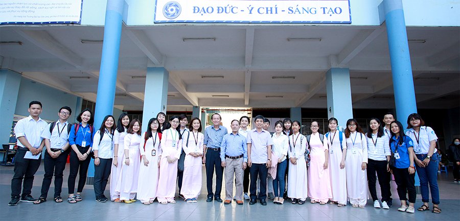 Sáng 23/12/2017, tại phòng E104, cơ sở 2 trường đại học Văn Lang, Câu lạc bộ Cựu sinh viên khoa Thương mại và Quản trị Kinh doanh đã trao 25 suất học bổng cho sinh viên vượt khó đạt thành tích suất sắc của Khoa. goo.gl/9zJ8ek