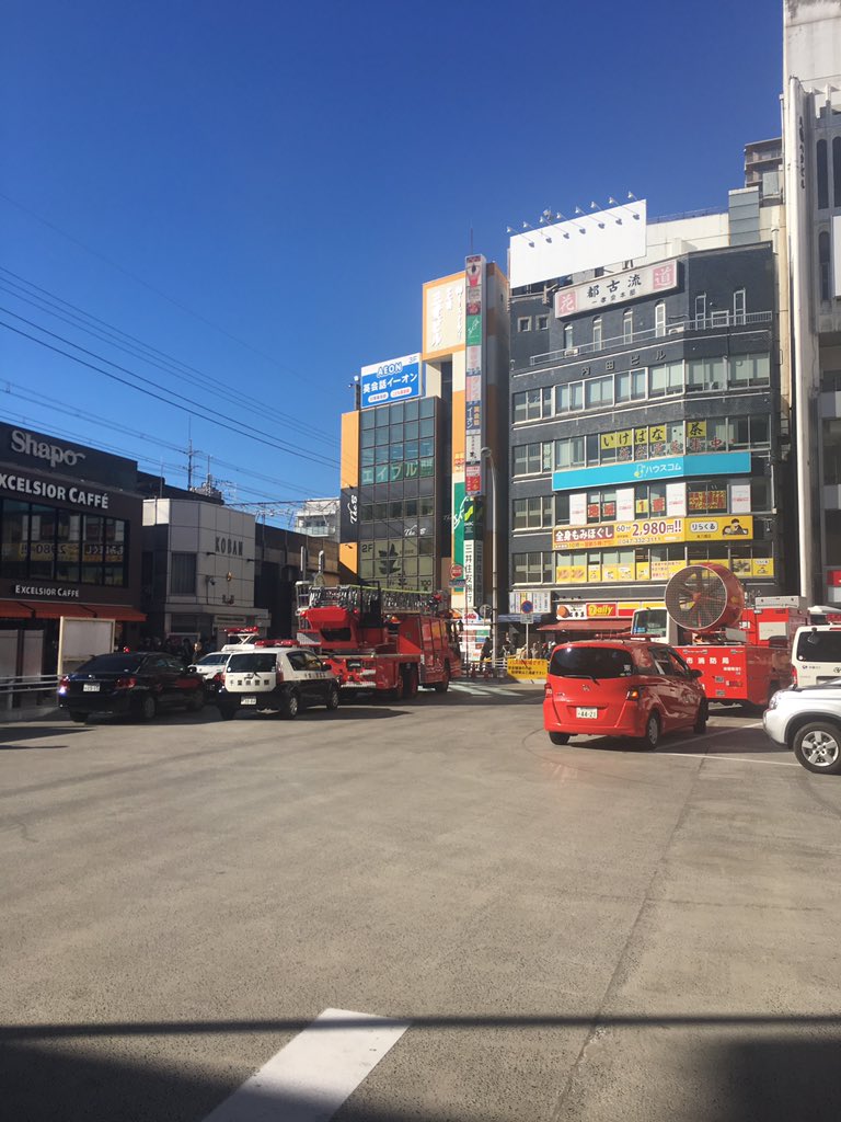 スイ ٩ ᐛ و On Twitter 本八幡で火事発生 現場は騒然中 救急車多数の為 少し心配 本八幡 火事 救急車 警察車 消防車