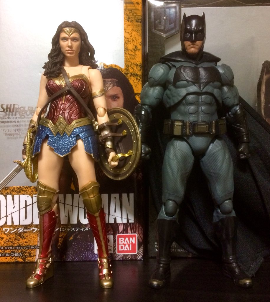 銀次郎 ベンアフ バットマンと一緒にパチリ 身長差もバッチリ スーパーマンとフラッシュはもうじき来るし 早く残りのメンバーも欲しいぜ お願いしますねバンダイ様o O フィギュアーツ バットマン ワンダーウーマン ジャスティスリーグ