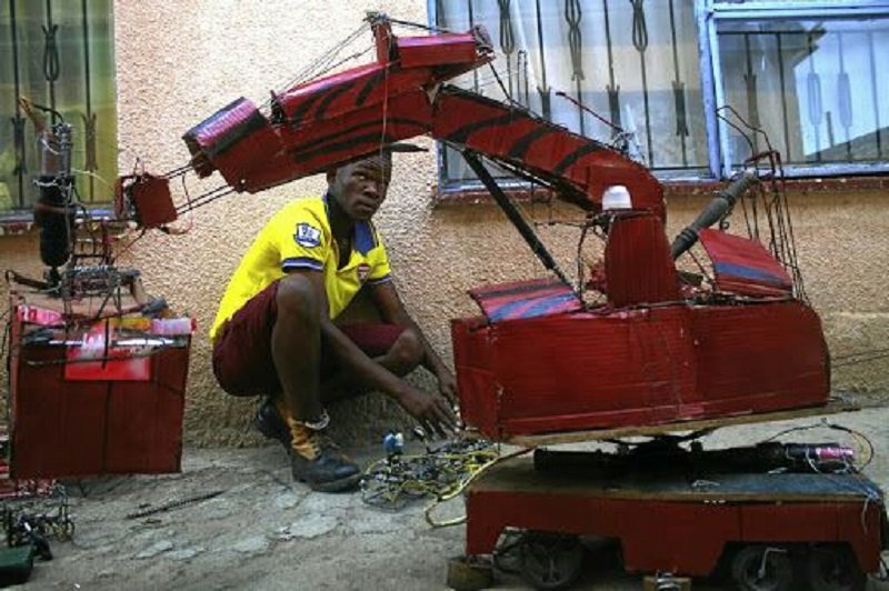 Sowetan1981's tweet image. Meet Mpho Makutu - The man who builds robots from trash bit.ly/2CwCh5L