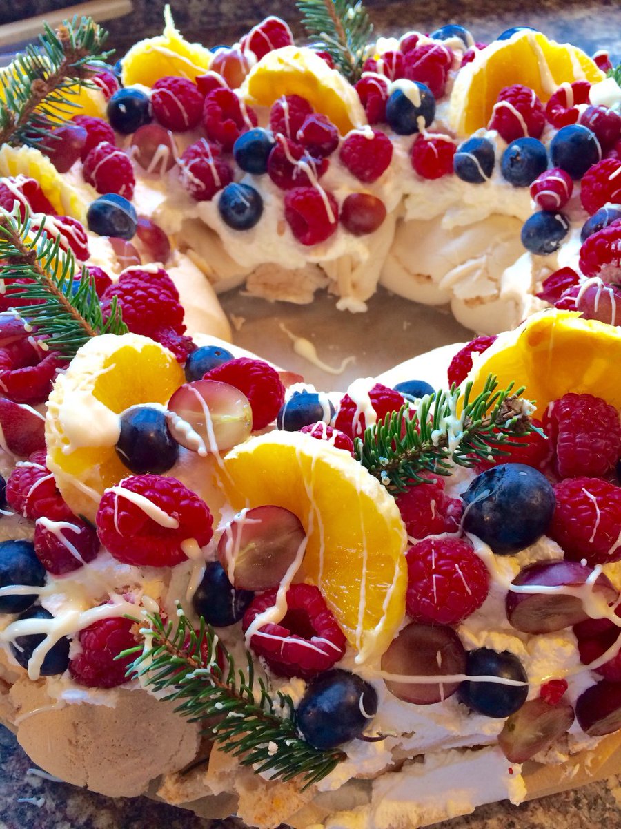 BronwenJones76's tweet photo. 🎄🎁Christmas Wreath Pavlova🎁🎄 https://t.co/HLL7D7QqEb https://t.co/YF8DK19Dzw