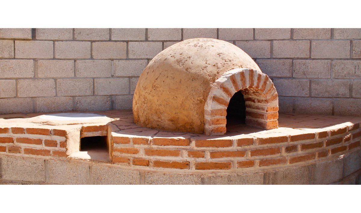 arq_alvarolara's tweet photo. Horno y estufa de barro y ladrillo rojo ahorradoras de leña “Aula de Formación Técnica en Alimentos” para ñiños del municipio de Pinotepa, Oaxaca. Taller Experimental LAASC.
#LAASC
#TCLM https://t.co/Hi9M3t1vtm