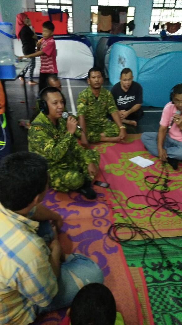 RELA_Dungun's tweet photo. Penolong Pegawai RELA Daerah Dungun ditemuramah oleh stesen radio RTM Terengganu di pusat pemindahan banjir Kg Shukor @relamalaysia @abgzulfikar @RELA_Terengganu https://t.co/RtcYtOXONb