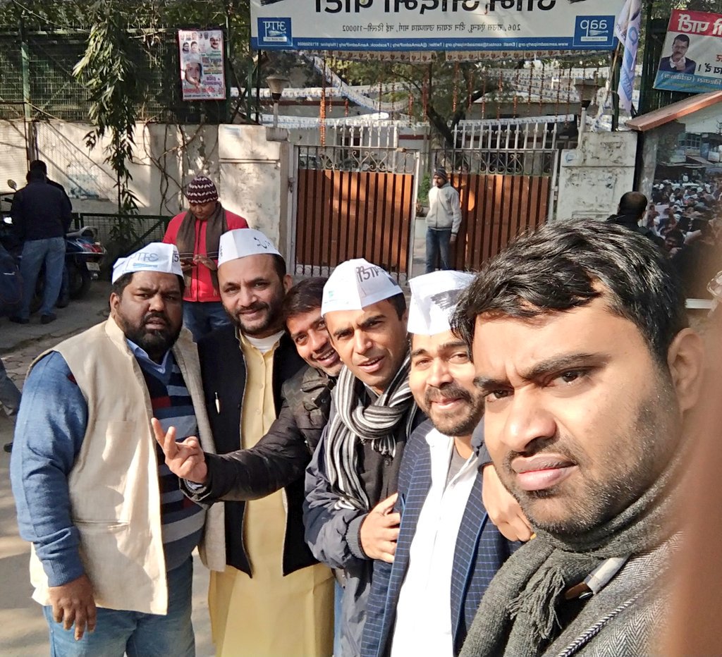 ShahzadHashmi_'s tweet photo. दिल्ली में पार्टी ऑफिस पर @AamAadmiParty के राष्ट्रीय प्रवक्ता और बड़े भाई  @SanjayAzadSln जी के नामांकन के लिए तय्यारी करते हुए सभी साथी। https://t.co/kPAQC6cLO0