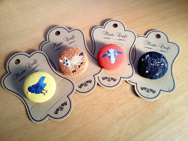 ささきよーこ Twitterren 新春ちょっと嬉しい買い物シリーズ これまた100均のワッツで見つけた刺繍のくるみブローチ え これが100円なの と驚いて全種買いしてしまった こういうほっこり系アクセサリーは私には似合わない ナチュラル系ファッションは本当に似合う