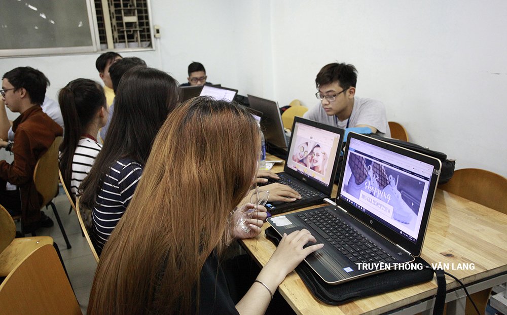 UniversityVan's tweet photo. Những ngày này khi ghé vào Thư viện trường Đại học Văn Lang, bạn sẽ cảm nhận được một không khí học tập "nóng hừng hực" của các bạn sinh viên.

Năm mới CẤT CÁNH CÙNG VĂN LANG nhé các bạn!
#truyenthongvanlang #truongdaihocvanlang #Cất_cánh_cùng_Văn_Lang https://t.co/DPaJ8Ao7RO