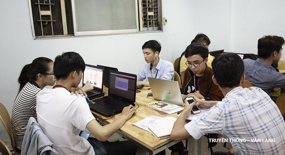 UniversityVan's tweet photo. Những ngày này khi ghé vào Thư viện trường Đại học Văn Lang, bạn sẽ cảm nhận được một không khí học tập "nóng hừng hực" của các bạn sinh viên.

Năm mới CẤT CÁNH CÙNG VĂN LANG nhé các bạn!
#truyenthongvanlang #truongdaihocvanlang #Cất_cánh_cùng_Văn_Lang https://t.co/DPaJ8Ao7RO
