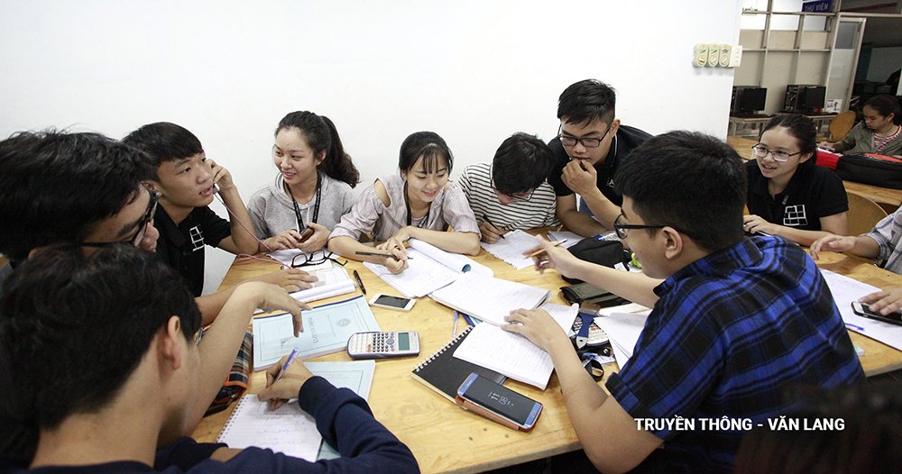 UniversityVan's tweet photo. Những ngày này khi ghé vào Thư viện trường Đại học Văn Lang, bạn sẽ cảm nhận được một không khí học tập "nóng hừng hực" của các bạn sinh viên.

Năm mới CẤT CÁNH CÙNG VĂN LANG nhé các bạn!
#truyenthongvanlang #truongdaihocvanlang #Cất_cánh_cùng_Văn_Lang https://t.co/DPaJ8Ao7RO