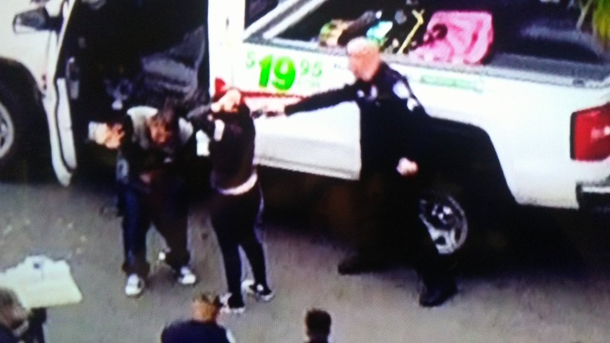 DrewsNews3's tweet photo. #Live #BreakingNews!!: #MontebelloCA: @CBSLA: #Stolen #UHaul #Police #Pursuit #Stop. #Female and #Male #Suspects #Hugging, Kissing, came out of #Vehicle, and #Arrested. #Code4. https://t.co/63LU484WHk #PolicePursuit #Montebello #CA #California #Traffic #Crime #News https://t.co/ux37nVDGrJ