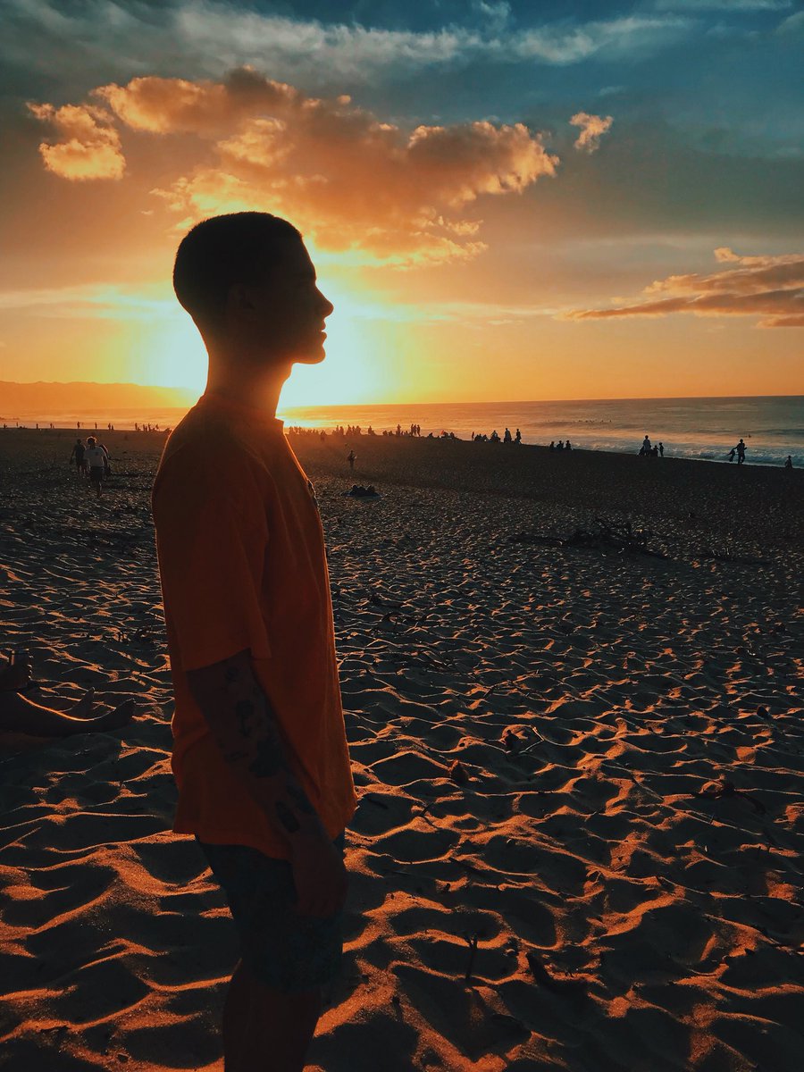 KianLawley's tweet photo. i’m so happy when i’m in hawaii 🌺 https://t.co/YU2hMkyb18