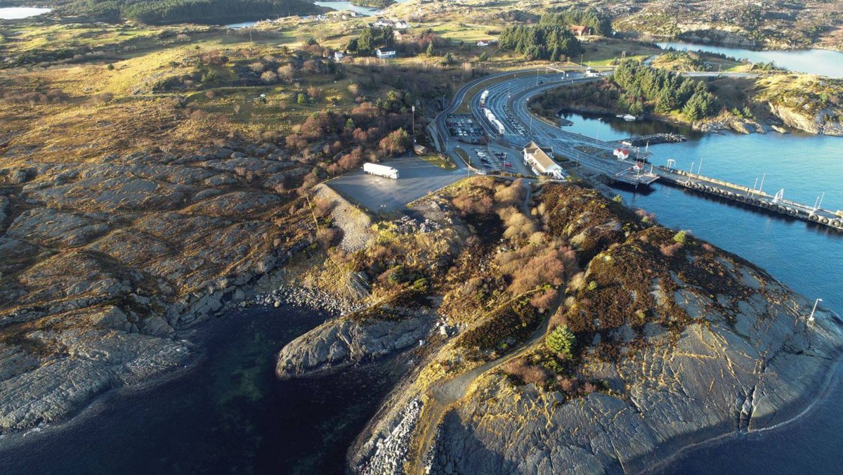 VegvesenVest's tweet image. Ein merkedag står foran oss: i dag går første salve for #Rogfast. Arbeidet med forskjæringa i Arsvågen tar no til. Biletet viser området der arbeidet skal starte. Innslaget til transporttunnelane kjem til venstre for den kvite traileren. #FerjefriE39