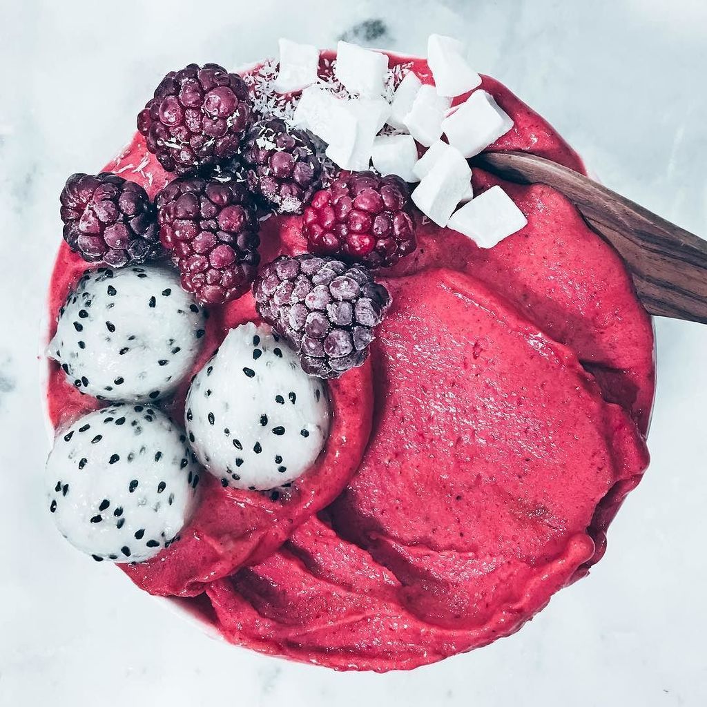 Red Velvety Fruit Fluff Bowl 👄🥥🍫 with frosty blackberries, dehydrated coconut cubes and the freckled trio. 😌 This was today's breakfast and my first fruit fluff of 2018! So rejuvenating!
✔️ The Recipe
2 frozen bananas
1 tbsp of beetroot powder
1/2 tsp of cacao powder
2 t…