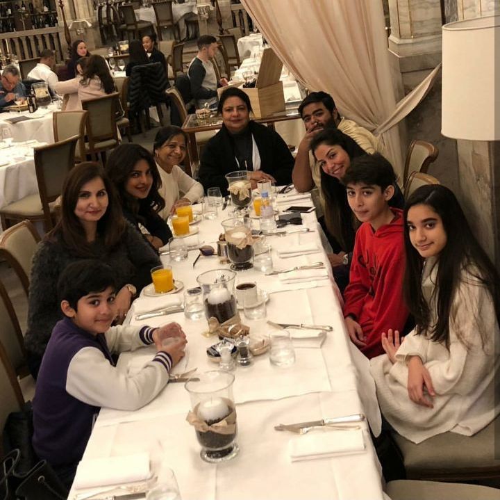 Fullonfilmy_'s tweet photo. Priyanka Chopra enjoyed last day of the year with her family in London ππ
#FullonFilmy
@priyankachopra https://t.co/M6sWRMYTVb