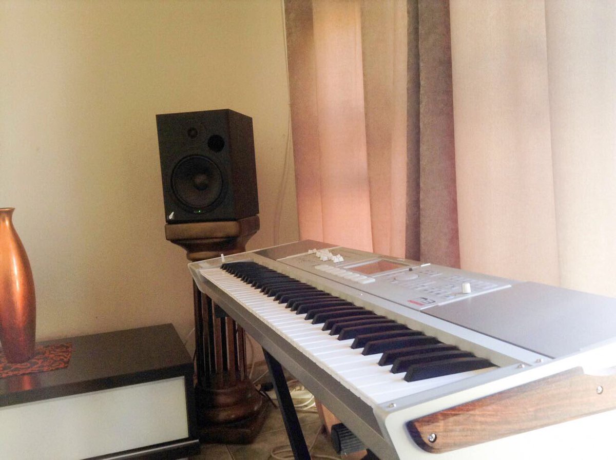 McMokwenaIV's tweet image. My friends keyboard was stolen yesterday at Robi Malingas funeral. The thief might be roaming around the streets trying to sell it. Please RT someone might spot him. #RobbieMalingaFuneral