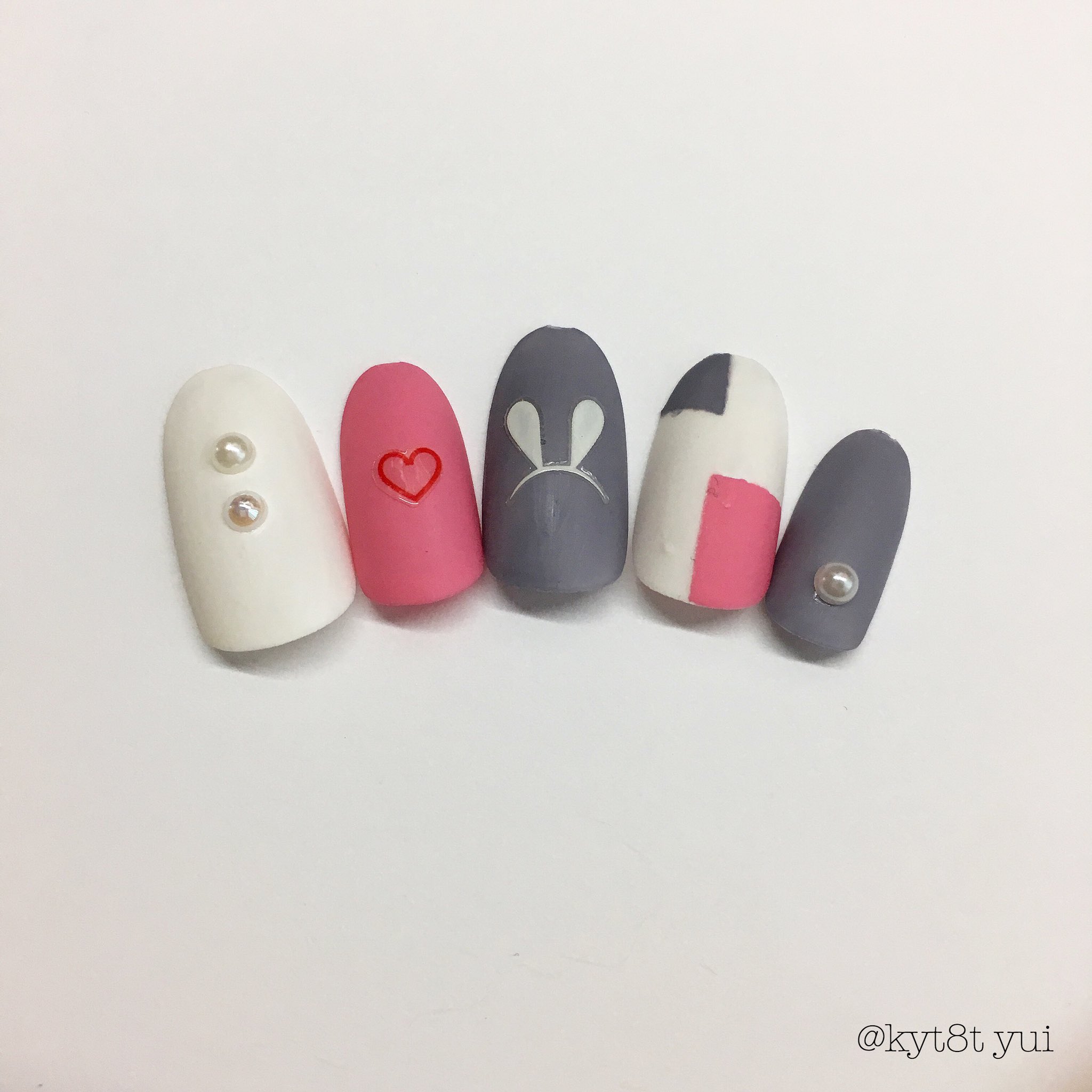 ゆい 新年お初はうさぎネイル や 分かってはいるんですよ 今年が戌年だって でもうさぎ可愛くて うさぎの耳はしずく ネイルシール使ってます All100均です ネイル セルフネイル 100均 しずくネイルシール マットネイル T Co Ihwa91e54z