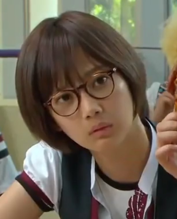 furbyfah's tweet photo. ไม่ใช่ภาพตัดต่อน้องแพจินยองแต่อย่างใด555555555555555555555555 ผู้หญิงคนนี้คือนักแสดงชื่อยุนซึงอา ถ้าใครเคยดู ‘จุ๊บหลอกๆอยากบอกว่ารัก’ น่าจะคุ้นตา คนที่เป็นเพื่อนนางเอกอ่ะ คือแบบฮืออ คิดว่าพี่สาว ยิ่���ถ้าไม่แต่งหน้าและไม่ยิ้มคือเป๊ะ!! https://t.co/WE5MxNOX1M