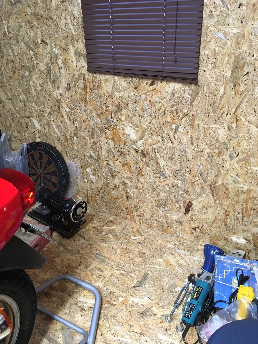 ぎんちゃん バイクガレージ 追記版 あと 床も壁も同じ欧州合板で貼ったから 境目が無くて何 んだか 締まり が無い ホームセンターで買ってきた壁紙で レンガ風の腰壁を入れてみる事にしました 使うの初めてだけど出来映えが楽しみ