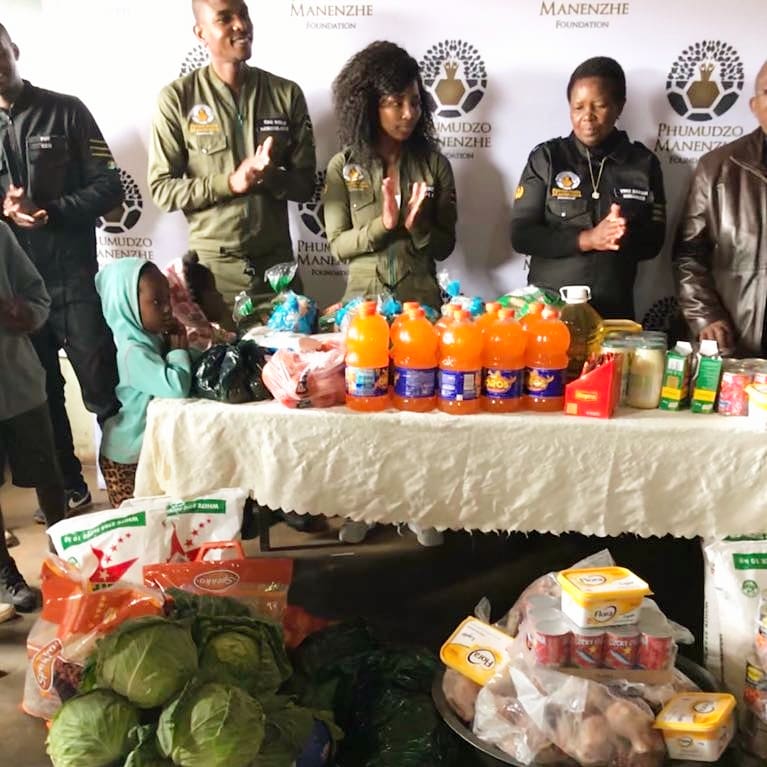 pm_foundation's tweet photo. When we made Christmas Merry for the kids 🎉🎉🎉🎊🎊🎊🎄🎄🎆🎇✨🎈🎈#PMF #PhumudzoManenzheFoundation #givingbacktothecommunity #givingback #LandingAHelpingHand https://t.co/cOSfNtEQdG
