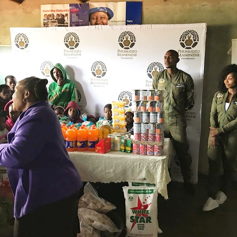 pm_foundation's tweet photo. When we made Christmas Merry for the kids 🎉🎉🎉🎊🎊🎊🎄🎄🎆🎇✨🎈🎈#PMF #PhumudzoManenzheFoundation #givingbacktothecommunity #givingback #LandingAHelpingHand https://t.co/cOSfNtEQdG