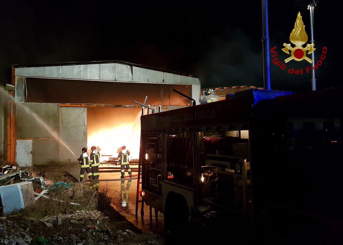 vigilidelfuoco's tweet image. #Corteolona (PV) #4gen 9:00, #vigilidelfuoco impegnati dalle 20 di ieri per l’incendio di un capannone in disuso con depositati all’interno scarti di lavorazione e materiali plastici. Monitoraggio ambientale @arpalombardia