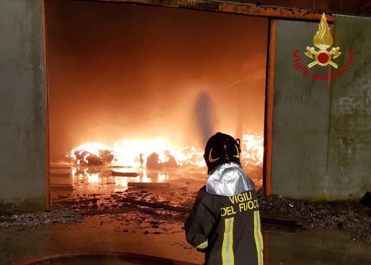 vigilidelfuoco's tweet image. #Corteolona (PV) #4gen 9:00, #vigilidelfuoco impegnati dalle 20 di ieri per l’incendio di un capannone in disuso con depositati all’interno scarti di lavorazione e materiali plastici. Monitoraggio ambientale @arpalombardia