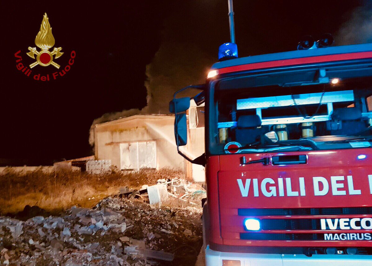 vigilidelfuoco's tweet image. #Corteolona (PV) #4gen 9:00, #vigilidelfuoco impegnati dalle 20 di ieri per l’incendio di un capannone in disuso con depositati all’interno scarti di lavorazione e materiali plastici. Monitoraggio ambientale @arpalombardia