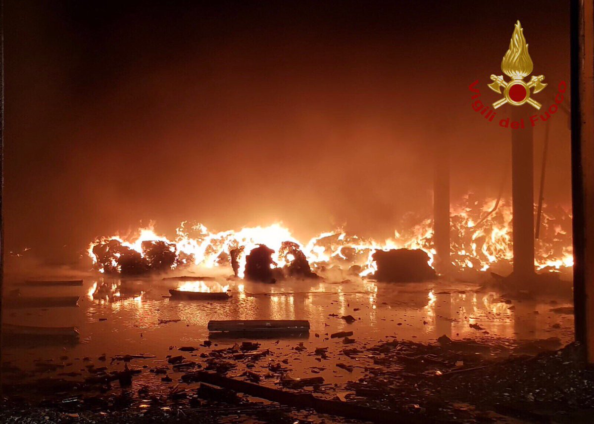 vigilidelfuoco's tweet image. #Corteolona (PV) #4gen 9:00, #vigilidelfuoco impegnati dalle 20 di ieri per l’incendio di un capannone in disuso con depositati all’interno scarti di lavorazione e materiali plastici. Monitoraggio ambientale @arpalombardia