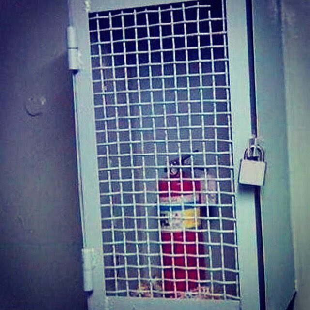 Yangın söndürücüler, kolay ulaşılabilir ve acil durumlar için hazır halde bulundurulmalıdır. #isg #isguvenligi #işgüvenliği #işkazası #kırmızıbaret #iş #WORK #istanbul #Kocaeli #Bursa #ankara #izmir