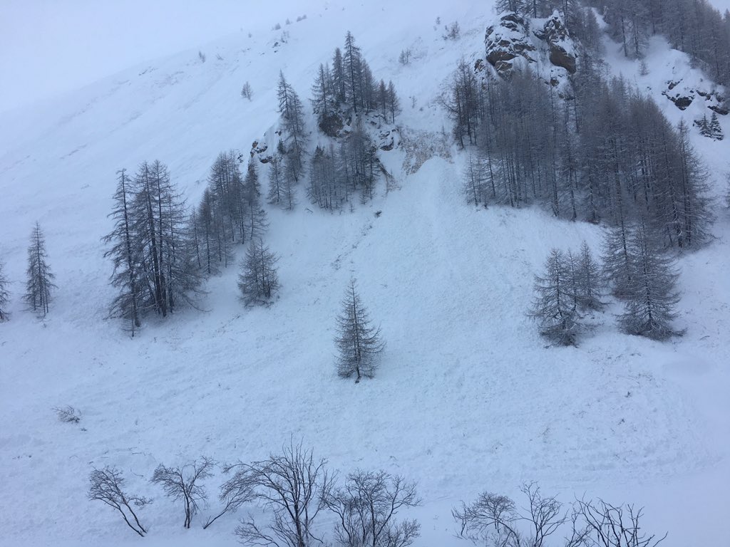 massonboy's tweet photo. @hughmasson Always good to wake up to see that the slope outside your room has tumbled #avalanche https://t.co/s56o2Pp3Nm