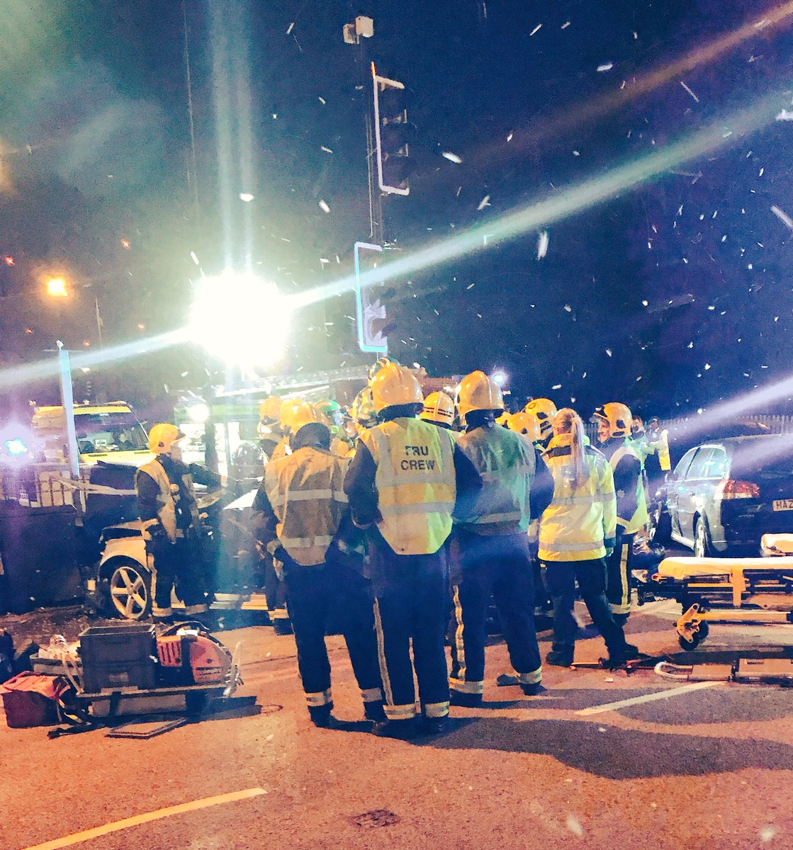 MPSHackney's tweet image. Fantastic team work from all emergency services tonight who were #ThereForHackney - luckily injuries not serious. Great debrief by @lfbhackney at end of incident.