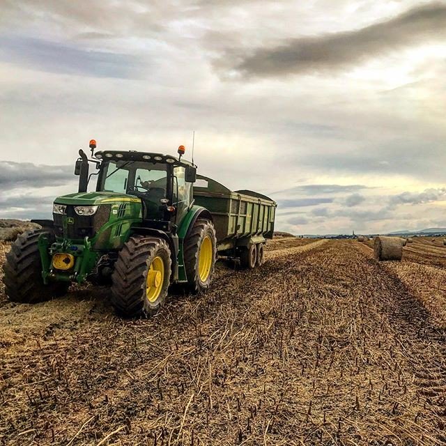 agritom54's tweet photo. Wishing I was earning again...bring on #harvest18🌾 #17throwback #johndeere #awtrailers #OSR #herefordshire https://t.co/Fh2apgtNi8