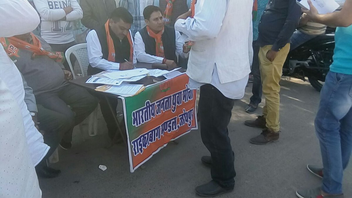 Raj_NavMatdata's tweet photo. #IAmNewIndia #ToBeVoter @VasundharaBJP @AshokParnamiBJP @chshekharbjp @ashoksainibjym @BJYM4Rajasthan @BJP4Rajasthan @BhajanlalBjp @Saroj4bjp @ItBjym_Raj @Nitin1524  नव मतदाता पंजीकरण अभियान के तहत दिनांक 3,4 जनवरी को RTO ऑफिस जोधपुर के बहार युवा मोर्चा द्वारा केम्प लगाया गया। https://t.co/LIZLxD3dC2