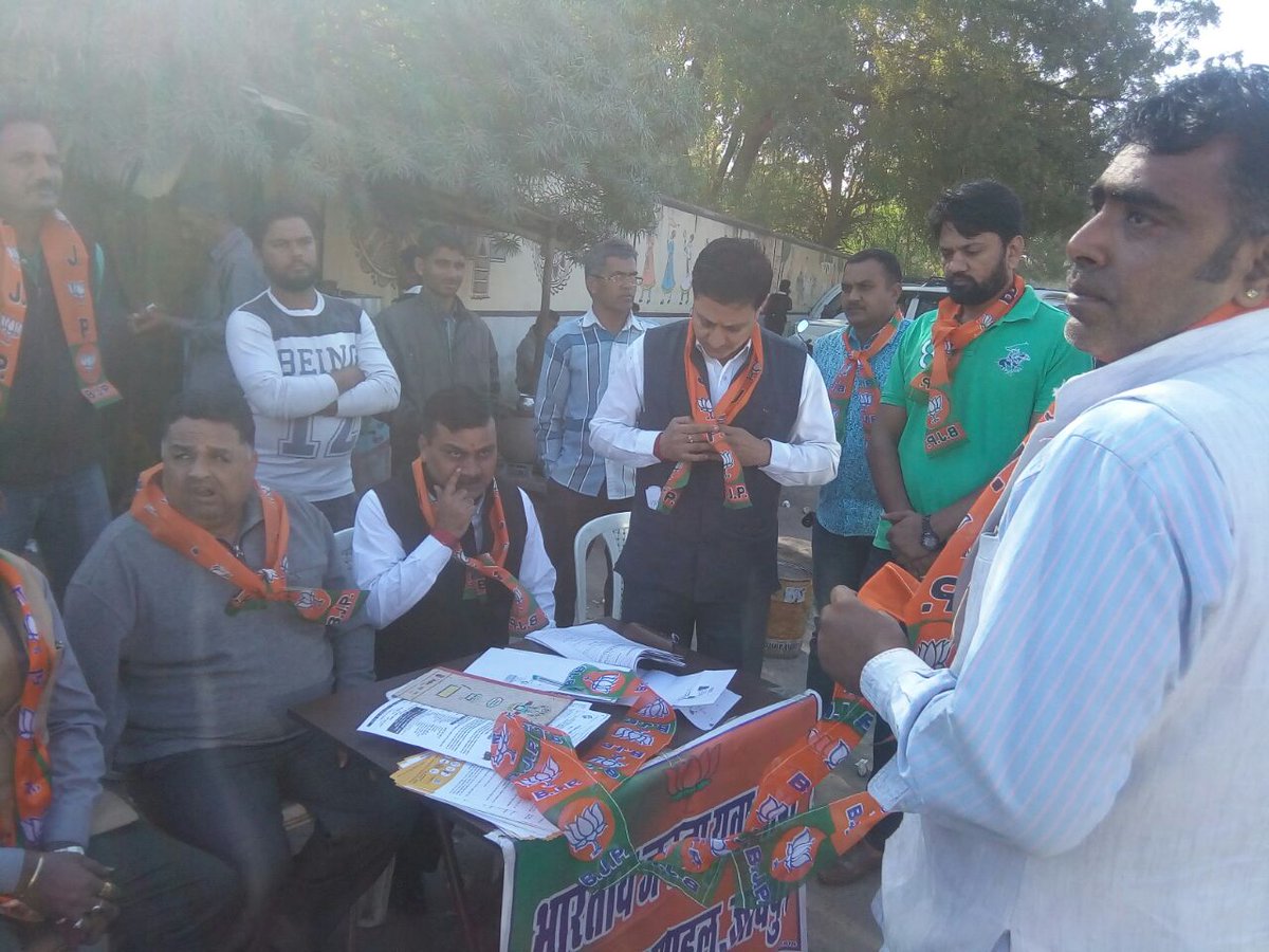 Raj_NavMatdata's tweet photo. #IAmNewIndia #ToBeVoter @VasundharaBJP @AshokParnamiBJP @chshekharbjp @ashoksainibjym @BJYM4Rajasthan @BJP4Rajasthan @BhajanlalBjp @Saroj4bjp @ItBjym_Raj @Nitin1524  नव मतदाता पंजीकरण अभियान के तहत दिनांक 3,4 जनवरी को RTO ऑफिस जोधपुर के बहार युवा मोर्चा द्वारा केम्प लगाया गया। https://t.co/LIZLxD3dC2