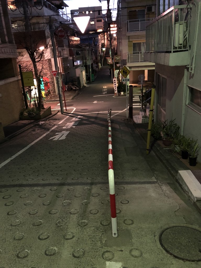 Ballon_coc's tweet photo. 正月休みも終わりで実家から戻り、駅からうちへの帰り道。。。
完全に自宅の最寄り駅バレしちゃいますが、君の名は。みつはとたき君が再び出会う階段へ続く道♪うちから200メートルくらいw
ここにみつはとたき君来てたんだなぁ(*´д｀*)ﾊｧﾊｧ https://t.co/TClU6OYaPa