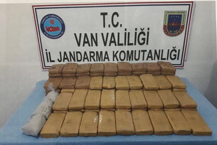 jandarma's tweet image. Bakanımız @suleymansoylu’nun talimatlarıyla zehir tacirleriyle mücadelemiz hız kesmeden devam ediyor!

Van Hakkari karayolu üzerinde Van İl Jandarma Komutanlığı’nca iki şüpheli üzerinde 54 kg eroin ele geçirildi.

Uyuşturucu ticaretinin belini kırana kadar devam edeceğiz.