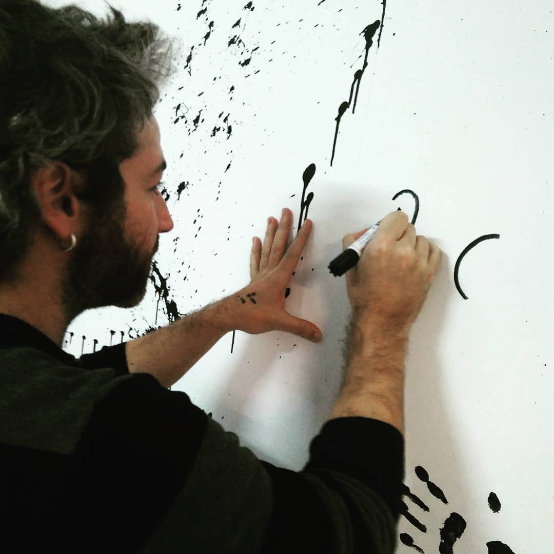 Ayer, entre muchísima gente, pasó a visitarnos el gran <a href="/diazfaes/">Juan Díaz-Faes</a> y dejar su huella. Un tipo salao y con talento que hizo de nuestra sala underground un lugar más molón. Para beber, una <a href="/BIRRAcollective/">laBIRRAcollective</a> , claro! Genial! #cerveza #arte #ilustracion