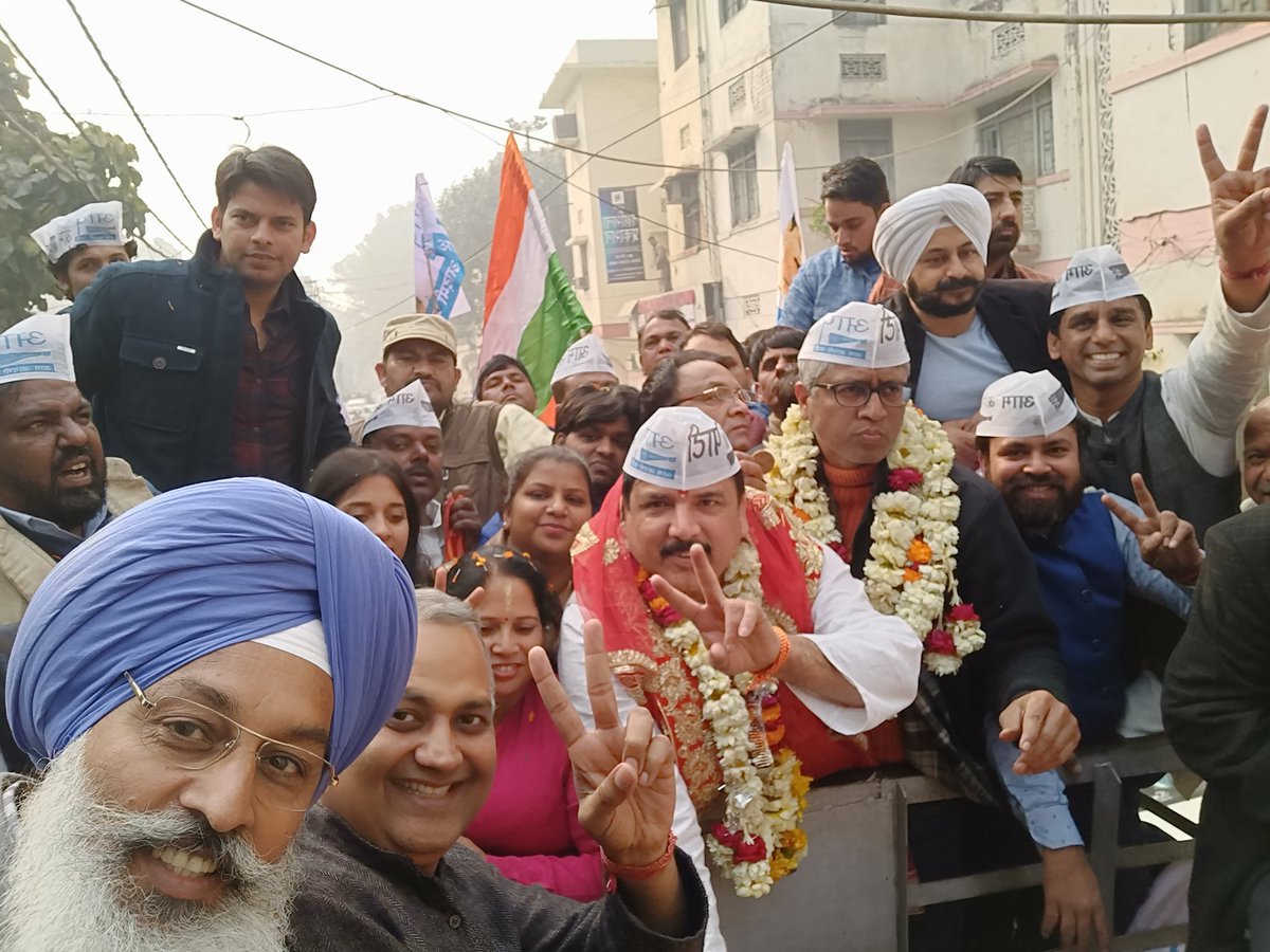 attorneybharti's tweet photo. Historic moment for AAP...a foot Soldier n someone who defended one and all in the moments of need @SanjayAzadSln with @ashutosh83B, MLAs @attorneybharti @JarnailSinghAAP, @MLA_NareshYadav, @Rakhi_Bidlan, @MLAJagdeepSingh, @MADANLALAAP,  and many old and new volunteers. https://t.co/JO6MNdzIth